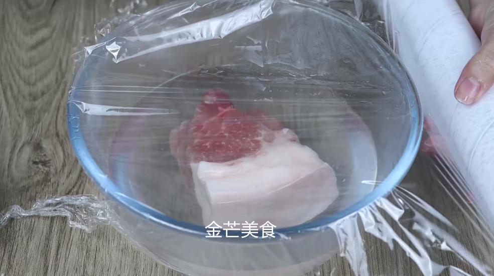 冷冻肉怎么解冻不影响口感,解冻肉切记不要直接用水泡