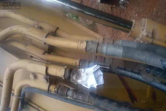 加藤挖掘机油管爆管是什么原因,挖掘机挖爆水管怎么办
