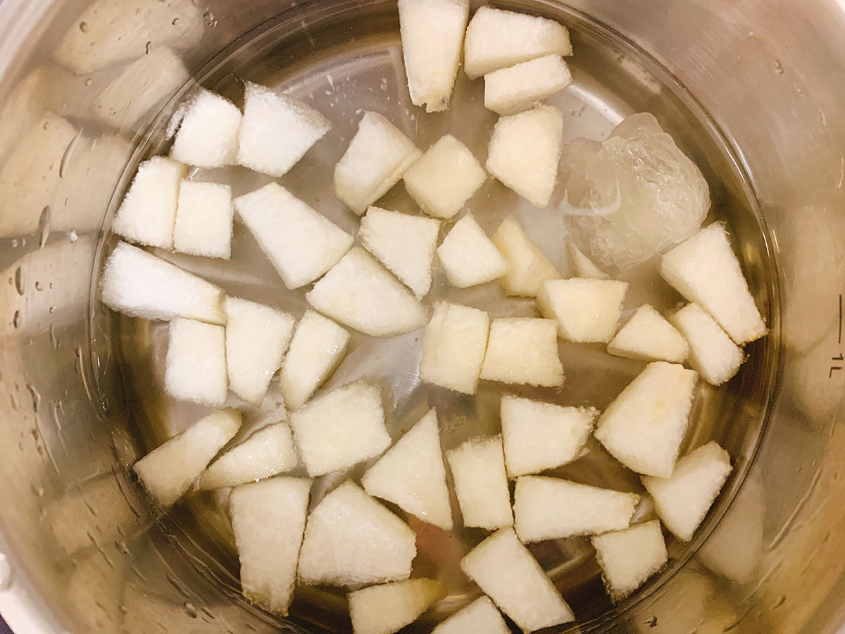 雪梨菊花水怎么煮降火,菊花雪梨冰糖饮怎么做好吃