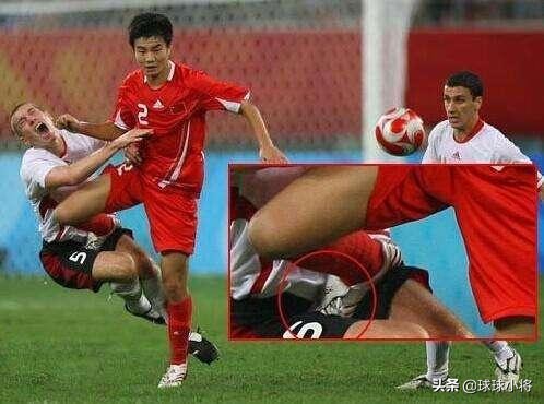 他少小成名，绰号“菜刀后卫”，如今成了天津泰达队的镇队法宝