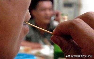 一根缝衣服的针，47岁男子拿来剔牙，剔出满头银屑病