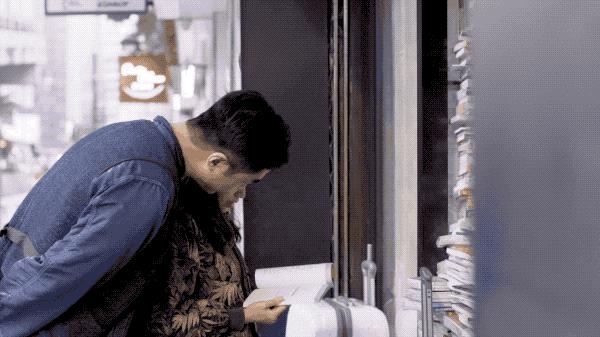 香港年轻人一辈子买不起房，把破出租屋改成复古小窝