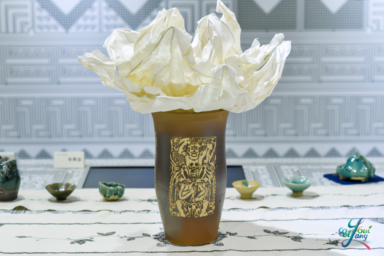 多彩进博会：老干妈走上时装周、苗绣碰撞爱马仕、贵银遇见…