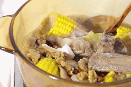 排骨一炖就脱骨,排骨一煮就发白