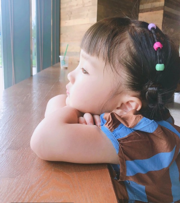 宝宝齐耳短发辫子简单洋气扎法,短发儿童麻花辫扎头发