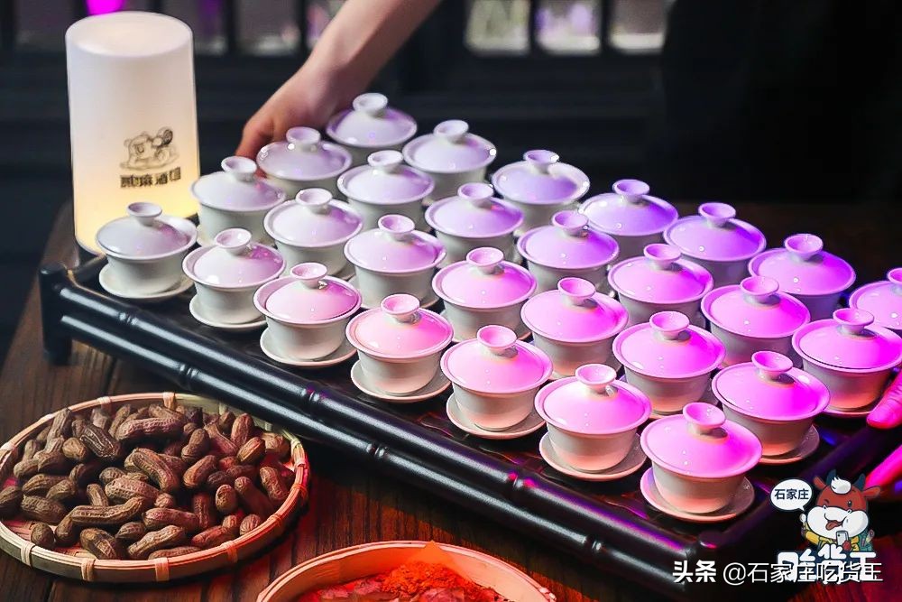 成都贰麻酒馆点啥酒,成都爆火的贰麻酒馆携手泸州老窖