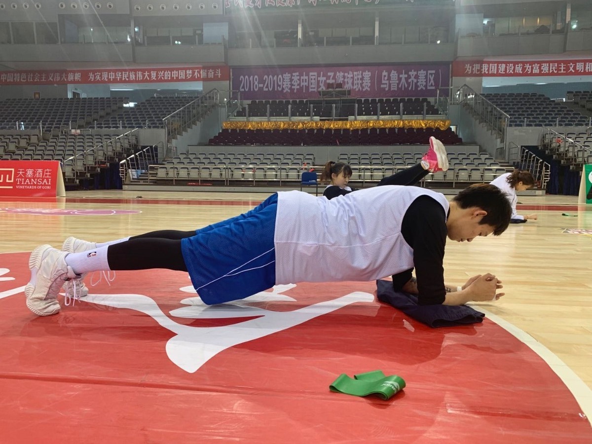 严防疫情警察不退,严防疫情不忘铲毒