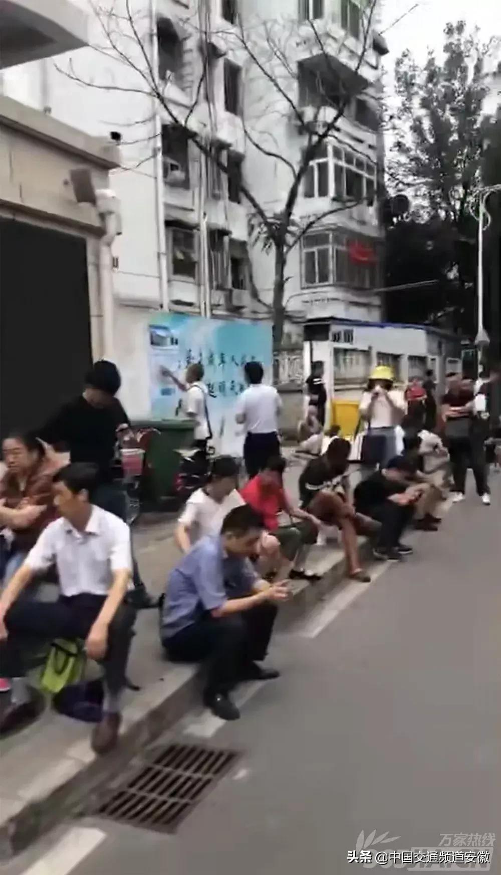 合肥小学一年级报名现场,小学生新生入学报名家长凌晨排队