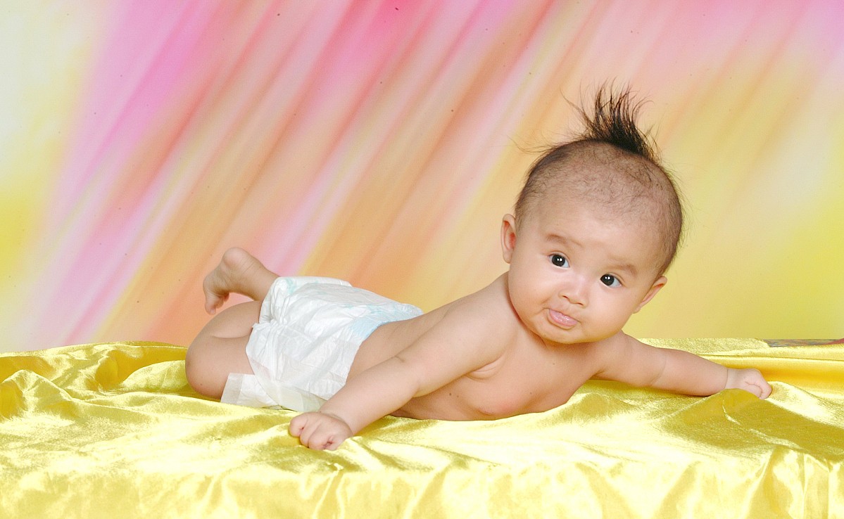 宝宝扁头、偏头,主要原因是家长,四个方法,塑造宝宝漂亮头型