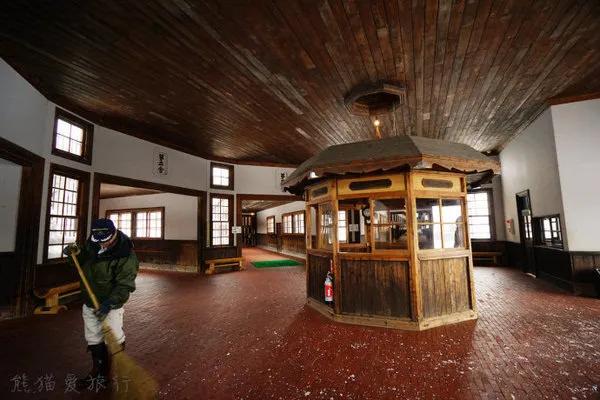 住进“坐穿牢底”的酒店，打卡深度体验监狱生活的博物馆