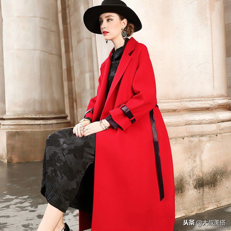 女人穿红色大衣太扎眼？学会3个日常搭配，低调显白衬气色！