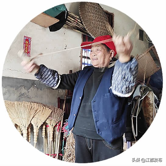 15道工序扎一把笤帚！江都水乡小纪镇，这对老夫妇53年“艺不离手”