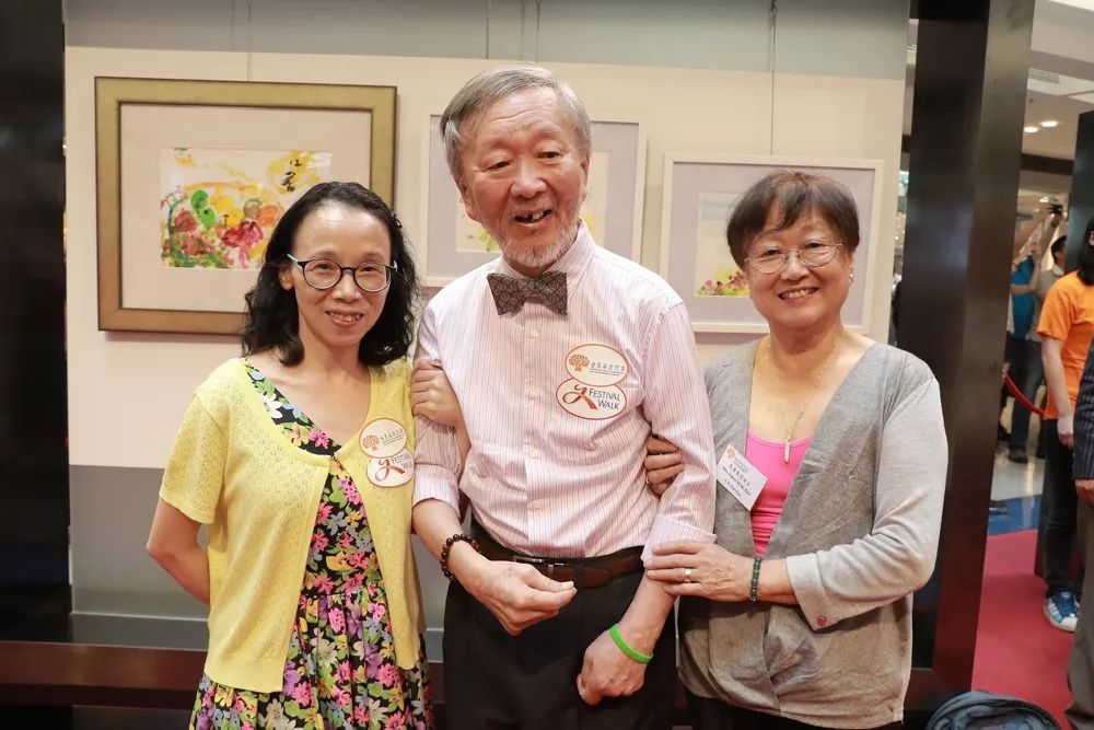 高锟获得诺贝尔奖颁奖现场,高锟多少岁患上了脑退化症