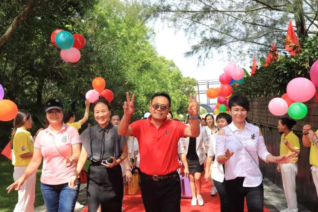 巨邦快乐集结号丨看见了,其中一艘游艇上,是我们的船长大舅哥