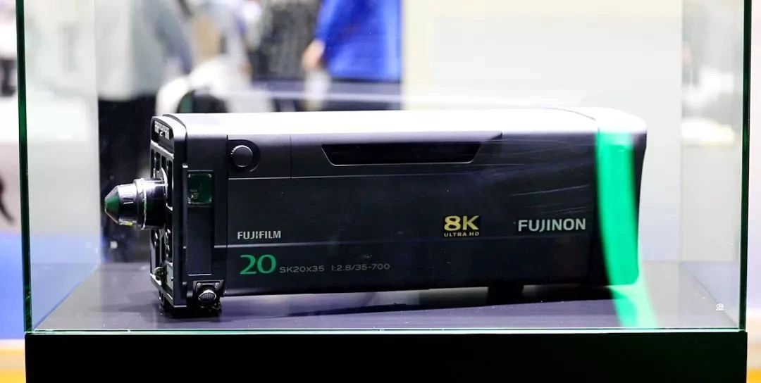 走进进博会|5G：1秒就能*载下**一部高清电影，卡一下都很难