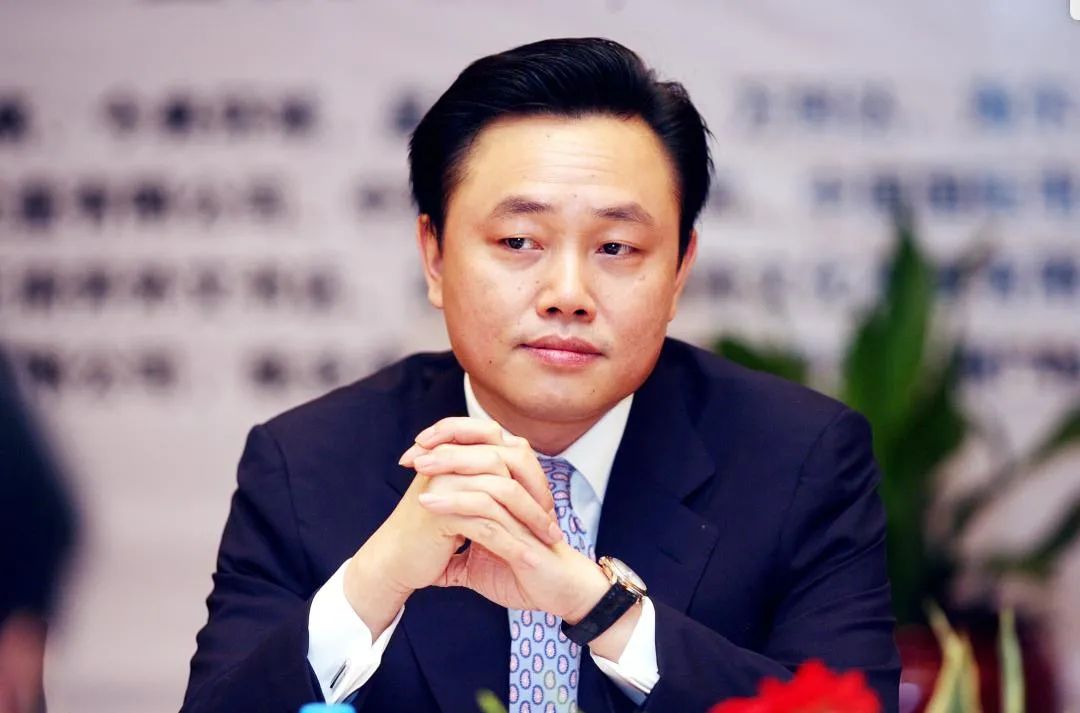 从大战刘强东黄光裕到148亿*身卖**自保,线下零售王者苏宁衰落史