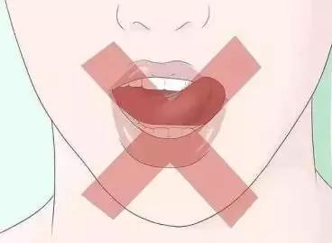 多喝水嘴唇还是干裂起皮怎么办,嘴唇干燥起皮反反复复