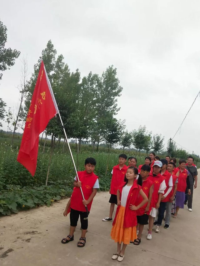 带上爱，再出发！邓州义工雷锋营连续六年帮扶的小张燕考上二高了