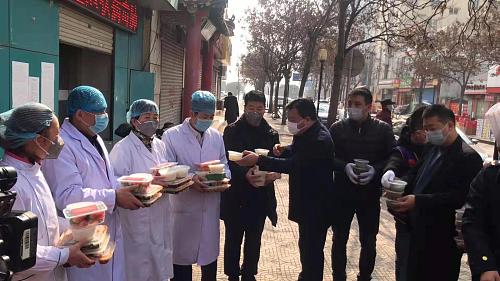 冬日暖暖！咸阳爱心企业为一线民警和医务人员送去饭菜水果