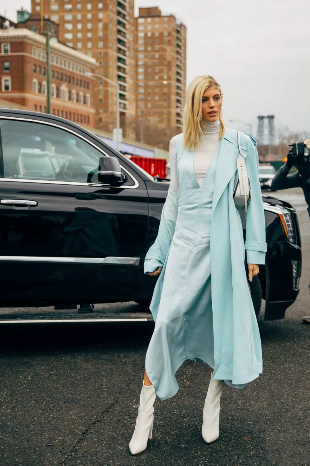 冬天靴子穿白色洋气还是黑色洋气,米白色靴子和黑色靴子