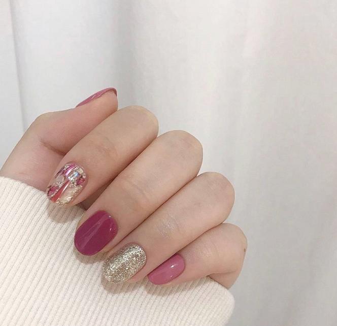 万能的亮片美甲不仅让你的指尖更出众，还会让你拥有好心情哦！