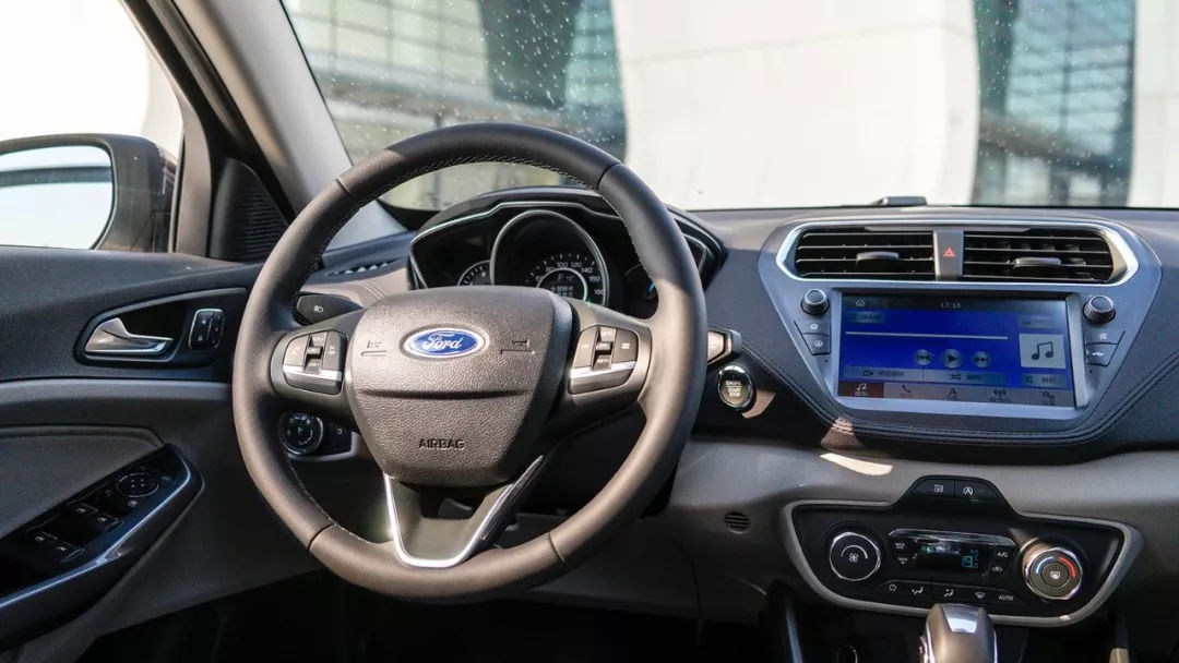 福特新款福睿斯实拍曝光颜值提升,长安福特福睿斯性能测试