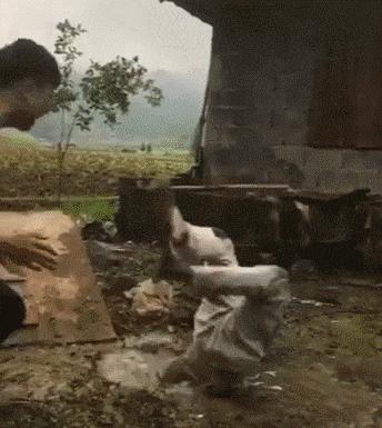 开心一刻gif下雨天,搞笑gif笑到肚子疼意外瞬间特辑