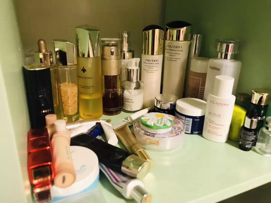 让我看看你的梳妆台吧，护肤品买大瓶+空瓶回购才是真爱