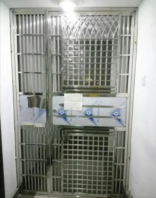 邻居用铁门占过道怎么办,邻居强行霸占公共道路可以报警吗