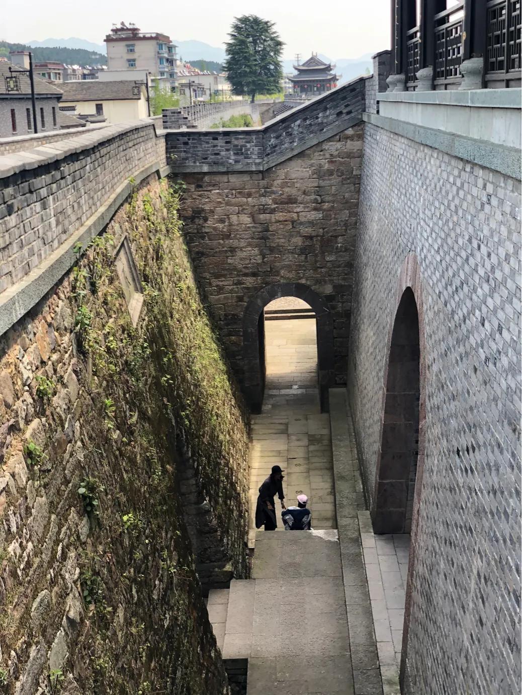 天下梅花两朵半的典故,天下梅花两朵半指哪里