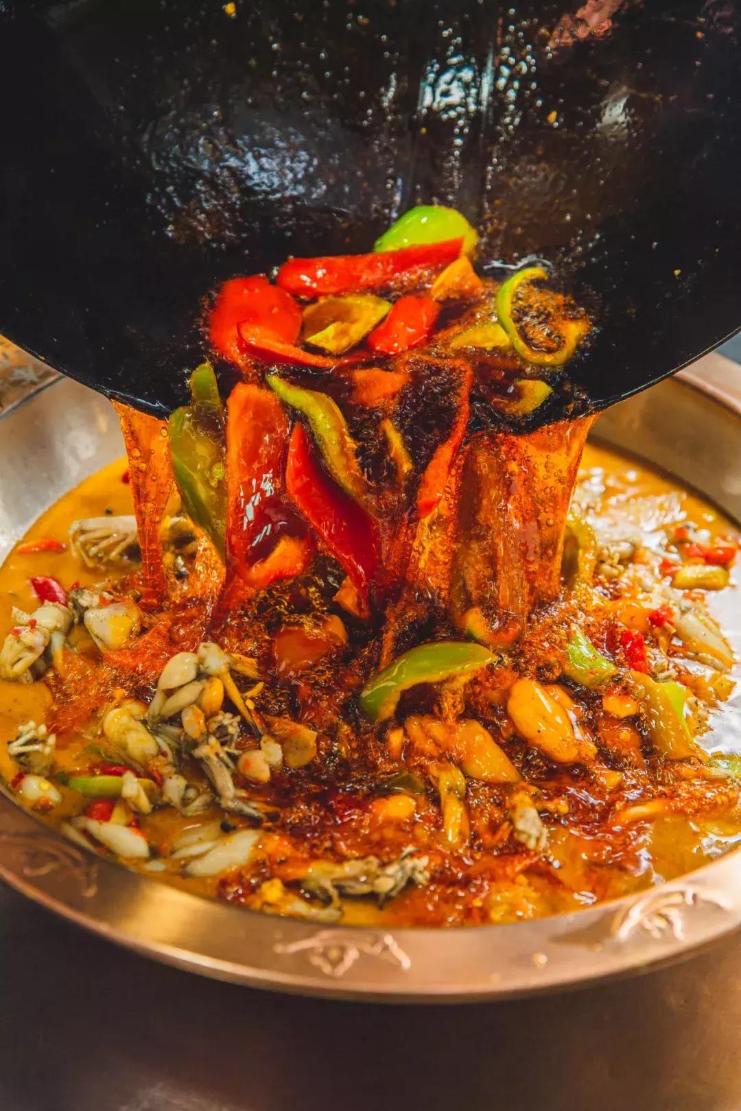 昆明风情街美蛙鱼头,昆明廖姥爷美蛙鱼头火锅