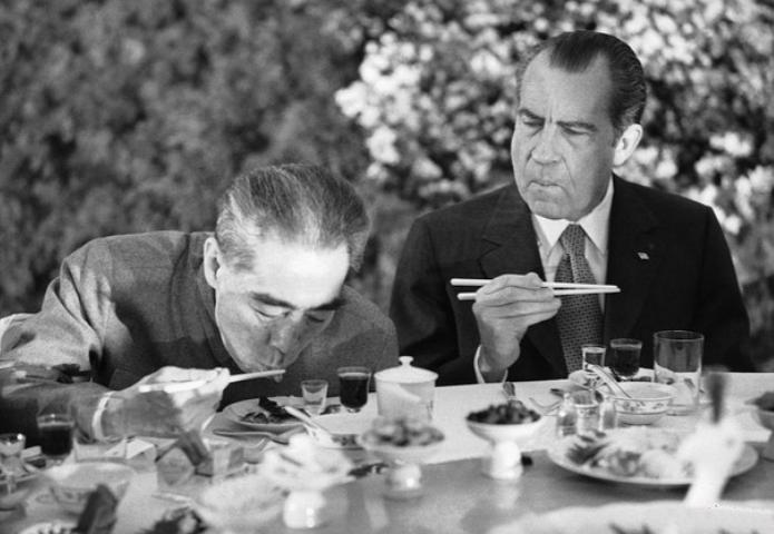 尼克松访华，假装说喜欢烟盒上熊猫图案，周恩来拍板：送两只真的