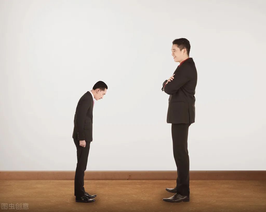 领导面前和下属面前手放的位置,前背手与后背手各表示什么意思