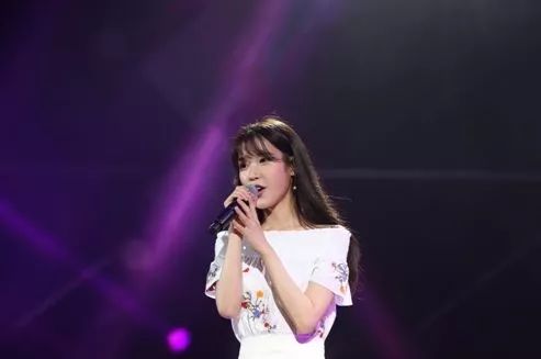 2年3位好友自杀!IU演唱途中获知具荷拉死讯,疑受打击唱不下去