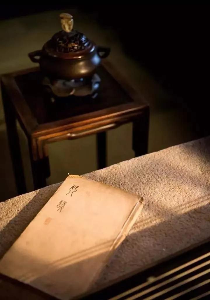 闲居无事可评论的出处,闲居无事可评论的上一句是什么