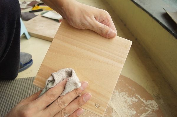 实木家具上漆时，木蜡油真比水性漆环保吗？选好木蜡油有诀窍