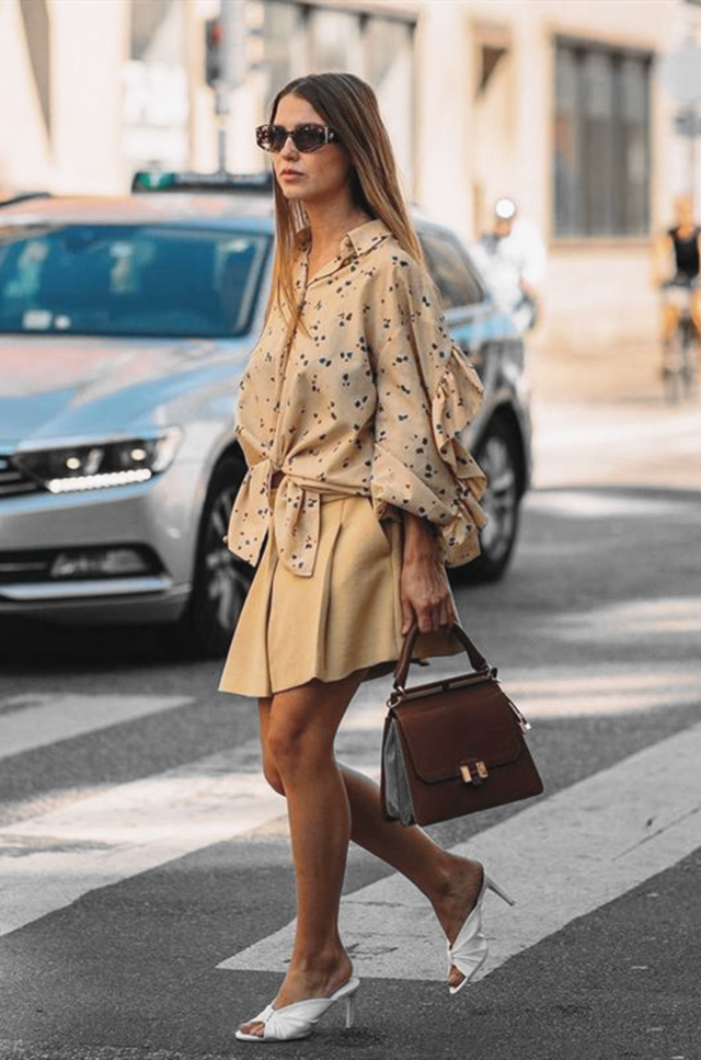 驼背矫正方法女,驼背穿衣服不好看如何改善