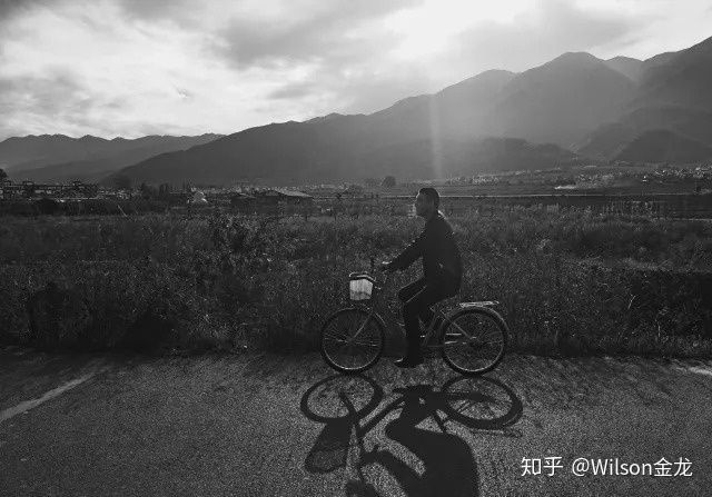 黑白照片变彩色是原来的颜色吗,为什么一点黑白照片就能变成彩色