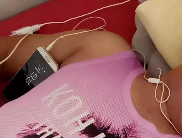 广东肇庆男子一边充电一边玩手机,泰男子