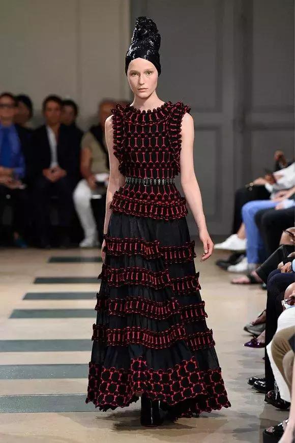 整个时尚圈都在悼念的时装设计师“紧身衣之王”AzzedineAlaïa