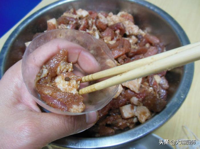 灌腊肠30斤肉放多少盐,灌腊肠10斤肉配料多少