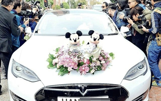 婚前开10万元大发,婚后换特斯拉!这位明星给老婆送上40万宝马