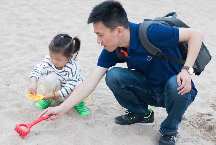 4岁宝宝耳朵里长个疙瘩,4岁男孩耳朵上长了个小孔