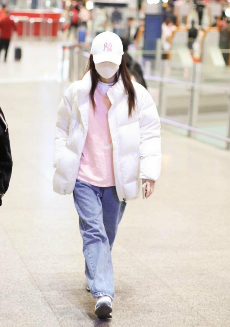 李小璐穿衣打扮显年龄小,李小璐潮装亮相机场嘻哈范儿