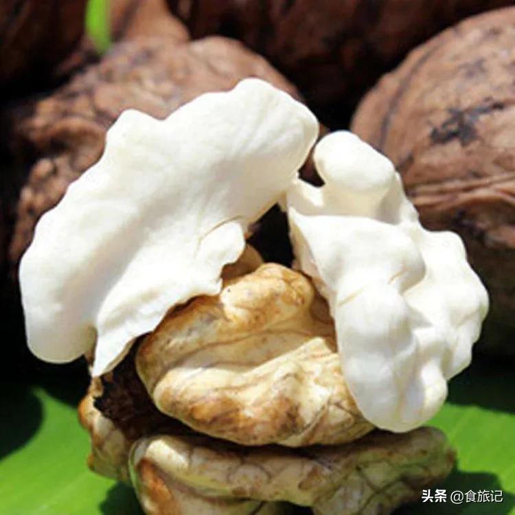 大凉山自然成熟的绿皮核桃,大凉山去青皮鲜核桃果肉饱满