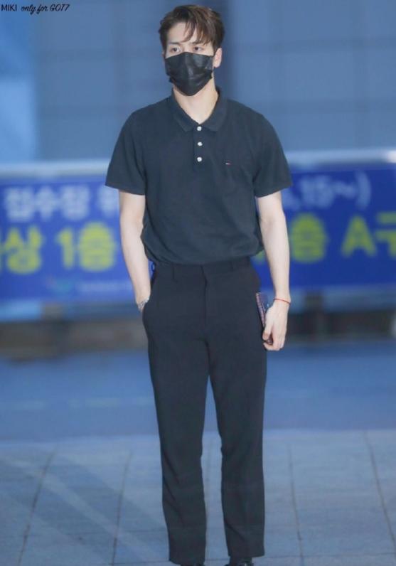 王嘉尔皮衣外套,王嘉尔穿皮草外套视频