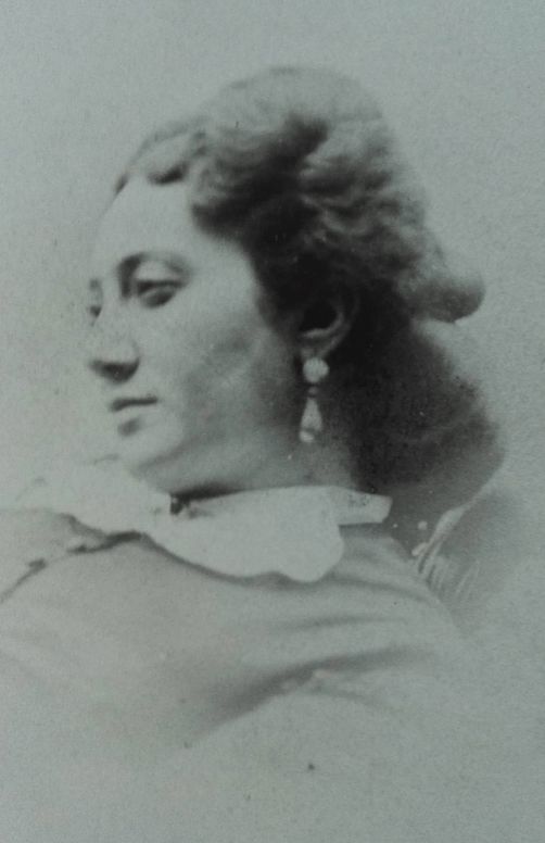 17岁抛夫弃子,一个用身体换金钱的*女妓**,凭什么有名有利?