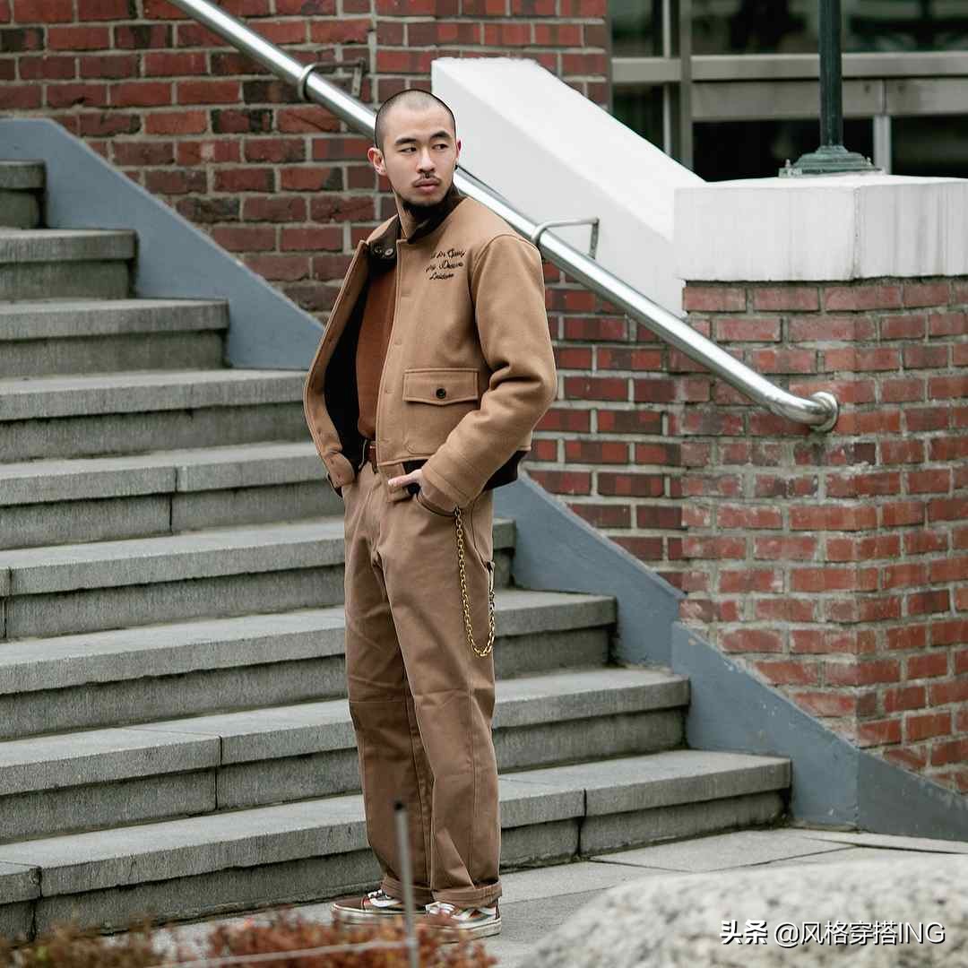男士米白色小西服搭配卡其色裤子,秋冬男士宽松卡其色裤子搭配