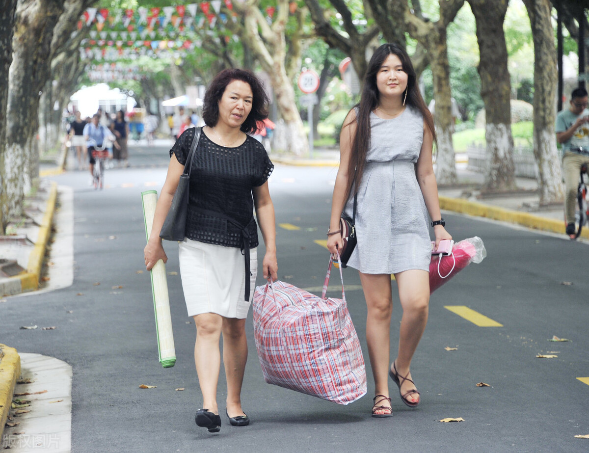 网曝一高校男生让女生搬寝室,大学有权利让学生强行搬宿舍吗