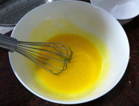 如何用电饭锅做蛋糕简单又好吃,如何用电饭锅做蛋糕更松软好吃